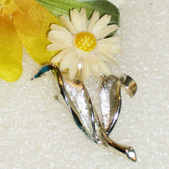 SOLD! Vintage SARAH COVENTRY White Daisey Flower Pin Brooch '60's - Picture 2 of 5
